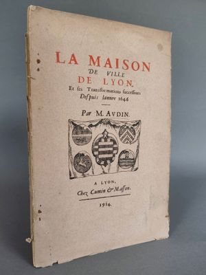 un vieux livre avec un dessin en noir et blanc