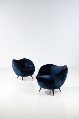 deux chaises bleues dans une pièce blanche avec un mur blanc