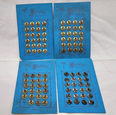 trois couvertures de livres bleues ornées de boutons dorés et argentés