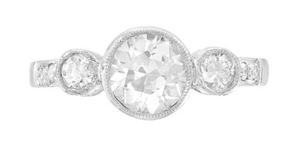 un gros plan sur une bague en diamant blanc sertie de trois diamants