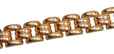 une image d'un gros plan d'un bracelet en or sur un fond blanc