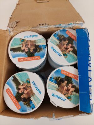 une boîte en carton sur laquelle sont posées quatre boîtes de cire