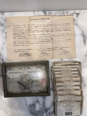 beaucoup de vieux papiers posés sur une table en marbre