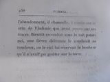 un gros plan sur une page de livre comportant une image en noir et blanc