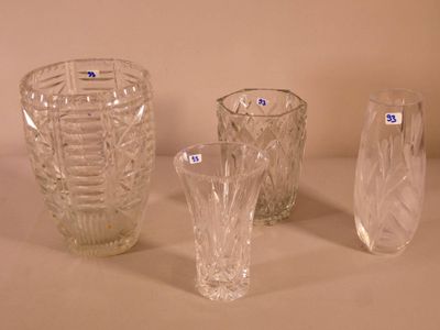 trois vases en verre posés sur une table l'un à côté de l'autre