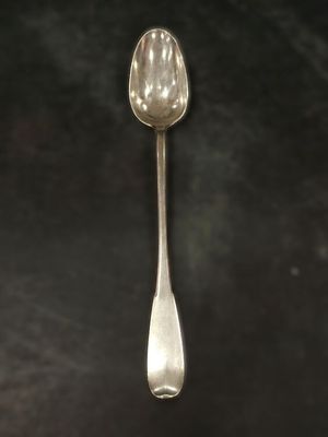 une cuillère posée sur une table