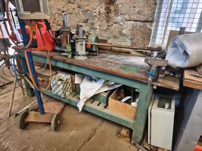 un établi avec de nombreux outils