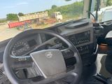 le volant et le tableau de bord d'un camion sur la route