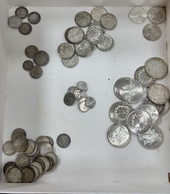 une boîte remplie de pièces d'argent posée sur une table