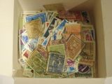 une boîte remplie de timbres posée sur une table