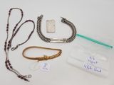 de nombreux articles, notamment un collier, un bracelet et une clé