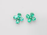 une paire de boucles d'oreilles en émeraude sur fond blanc