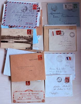 de nombreuses vieilles lettres et enveloppes disposées sur une table