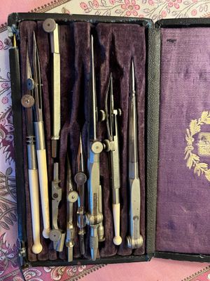 de nombreux outils divers rangés dans une mallette violette posée sur une table