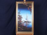 une photo d'un tableau posé sur un chevalet, sur fond bleu