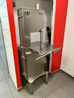 un évier en acier inoxydable dans le coin d'une toilette publique