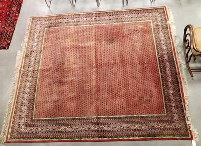 Tapis mécanique en laine à décor de petites feuilles sur fon…