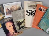 un grand nombre de livres posés sur une table