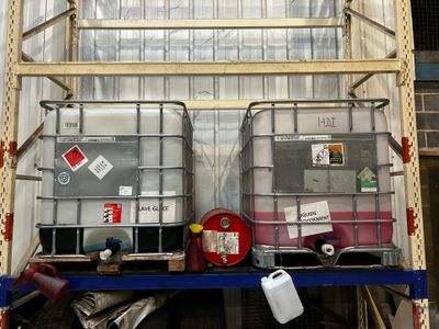 deux fûts d'eau posés sur une étagère dans un entrepôt