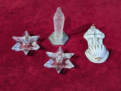 Ensemble comprenant une vierge, un bénitier et deux porte-bo…