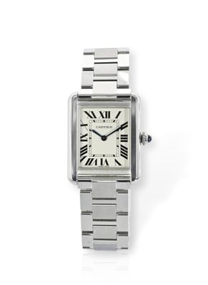 une image d'une montre en argent avec des chiffres romains sur le cadran