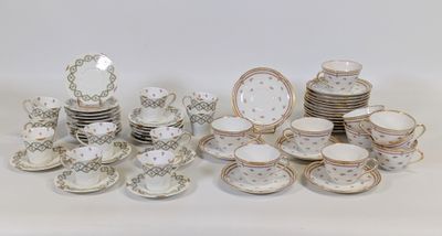 beaucoup d'assiettes, de tasses et de soucoupes sur la table