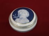 une photo d'une boîte bleue et blanche sur laquelle figure l'image d'une femme