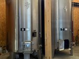 deux cuves en acier inoxydable dans une pièce aux murs en bois