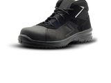 des chaussures de sécurité noires sur fond blanc