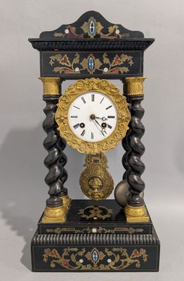 une horloge noire et or posée sur une table