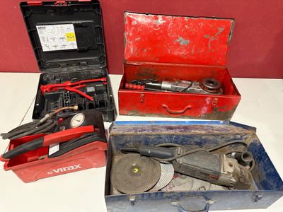 trois outils posés dans une boîte sur une table