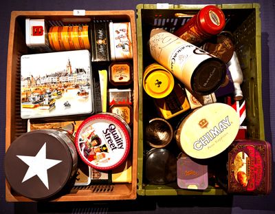 une boîte en bois remplie de différents types d'aliments