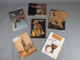 Plusieurs livres sont disposés en cercle sur une table.