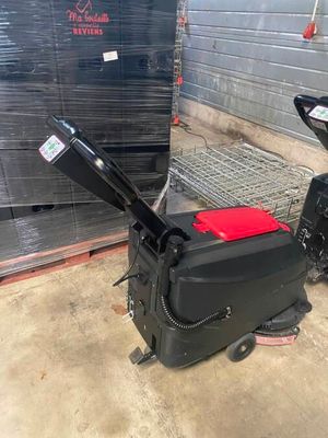 une petite machine qui se trouve dans un entrepôt