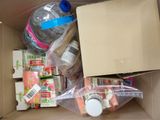une boîte en carton remplie d'objets divers