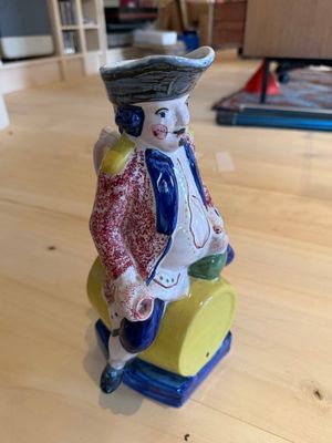 Saint-Clément - Un pichet en faïence, homme assis sur une ba…