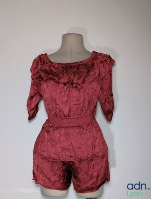 le mannequin tient une robe rouge sur un support pour mannequin