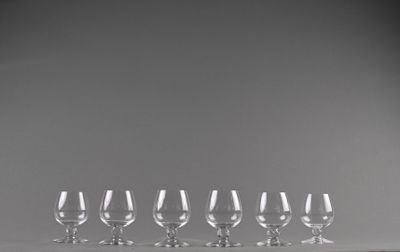 six verres à vin vides alignés sur une table