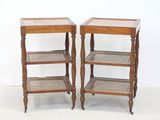 paire de tables d'appoint anciennes en bois avec des étagères en osier