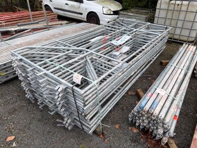 de nombreux tuyaux en acier et une voiture en arrière-plan