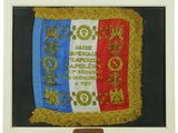 une photo encadrée représentant un drapeau, ornée de rubans dorés et bleus