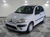 la photo d'une petite voiture blanche garée dans un garage
