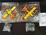 deux plateaux en plastique sur lesquels figurent un avion jaune et un avion rouge