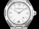 une image d'une montre en gros plan sur fond noir