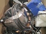 un tas d'objets divers dans une boîte en carton