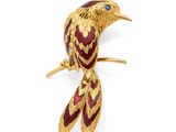un gros plan d'une broche en forme d'oiseau sur fond blanc