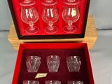 une boîte rouge contenant un service de verres à vin