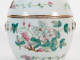 un bol blanc avec un motif floral