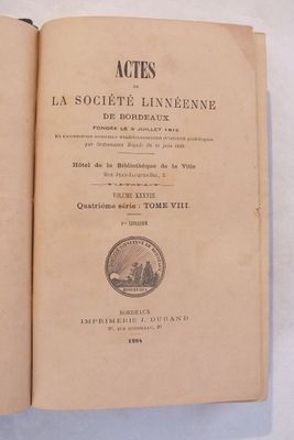 un livre ouvert sur lequel figure l'image d'un bateau