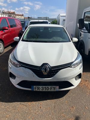 l'avant d'une voiture blanche garée sur un parking à côté d'autres voitures